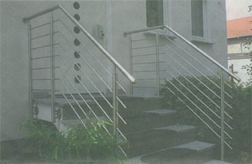 Formschöne Geländer stellt Metallbau Haus aus Münster her. Ob in Schmiedeeisen oder wie auf dem Foto in schlichter, moderner Form.